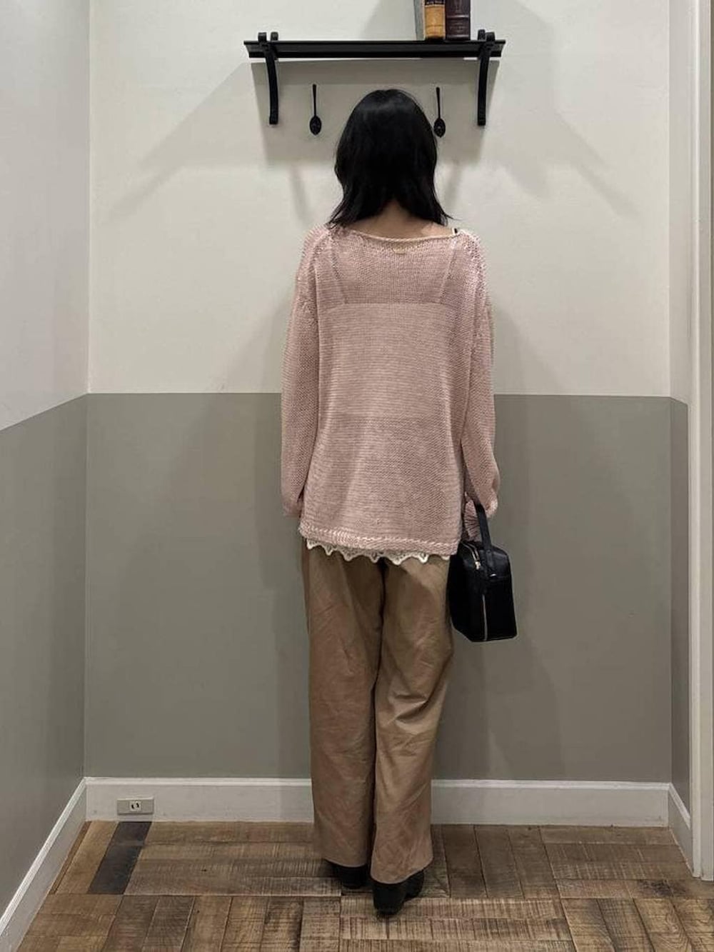 ホワイト系のチュニック、ブラウン系のチノパンツ、ピンク系のニット/セーターを着用したレディースの春コーディネートの3枚目の写真