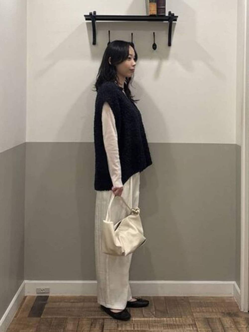 ブルー系のベスト、ホワイト系のTシャツ/カットソー、ホワイト系のその他パンツを着用したレディースの冬コーディネートの2枚目の写真