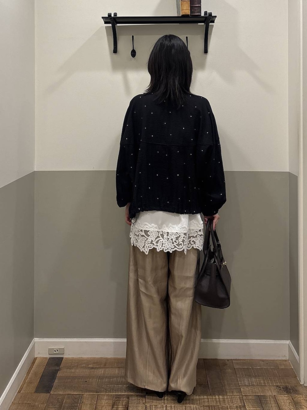 ベージュ系のその他パンツ、ホワイト系のキャミソール、ブラウン系のショルダーバッグを着用したレディースの春コーディネートの3枚目の写真