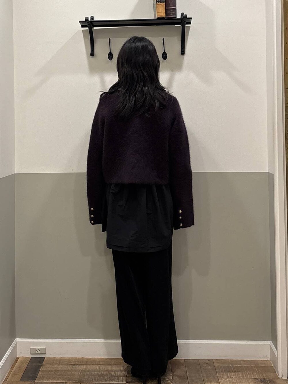 レッド系のカーディガン/ボレロ、ブルー系のスカート、ブラック系のブーツを着用したレディースの冬コーディネートの2枚目の写真