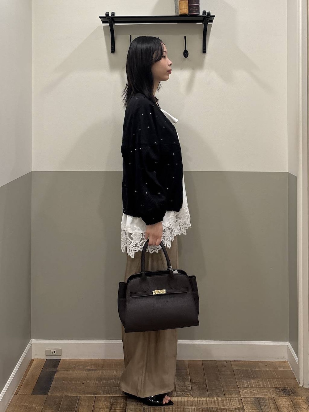 ベージュ系のその他パンツ、ホワイト系のキャミソール、ブラウン系のショルダーバッグを着用したレディースの春コーディネートの2枚目の写真