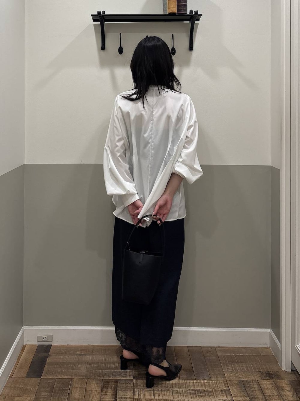 ブルー系のスカート、ブラック系のその他シューズ、ホワイト系のTシャツ/カットソーを着用したレディースの冬コーディネートの2枚目の写真