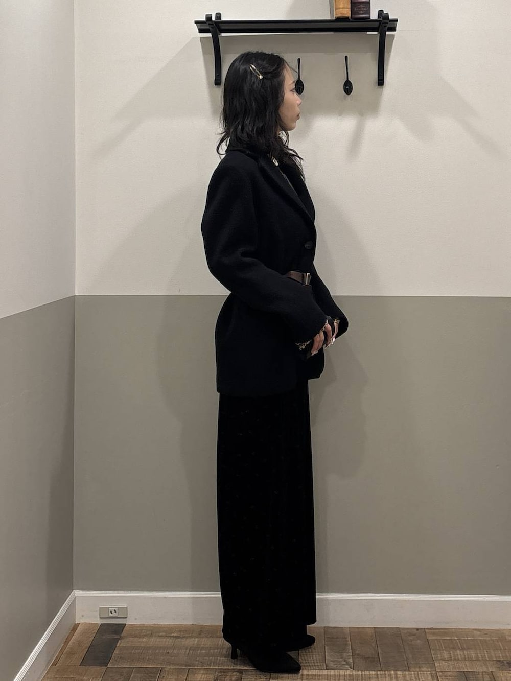 ブラック系のTシャツ/カットソー、ブラック系のブーツ、ブラック系のスカートを着用したレディースの秋コーディネートの3枚目の写真