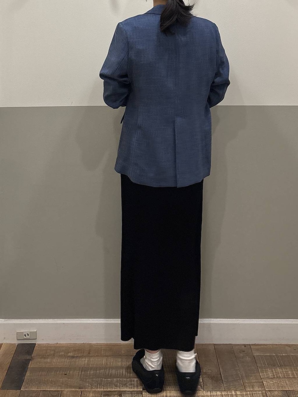 ブラック系のスカート、ブルー系のノーカラージャケット、ホワイト系のTシャツ/カットソーを着用したレディースの春コーディネートの3枚目の写真