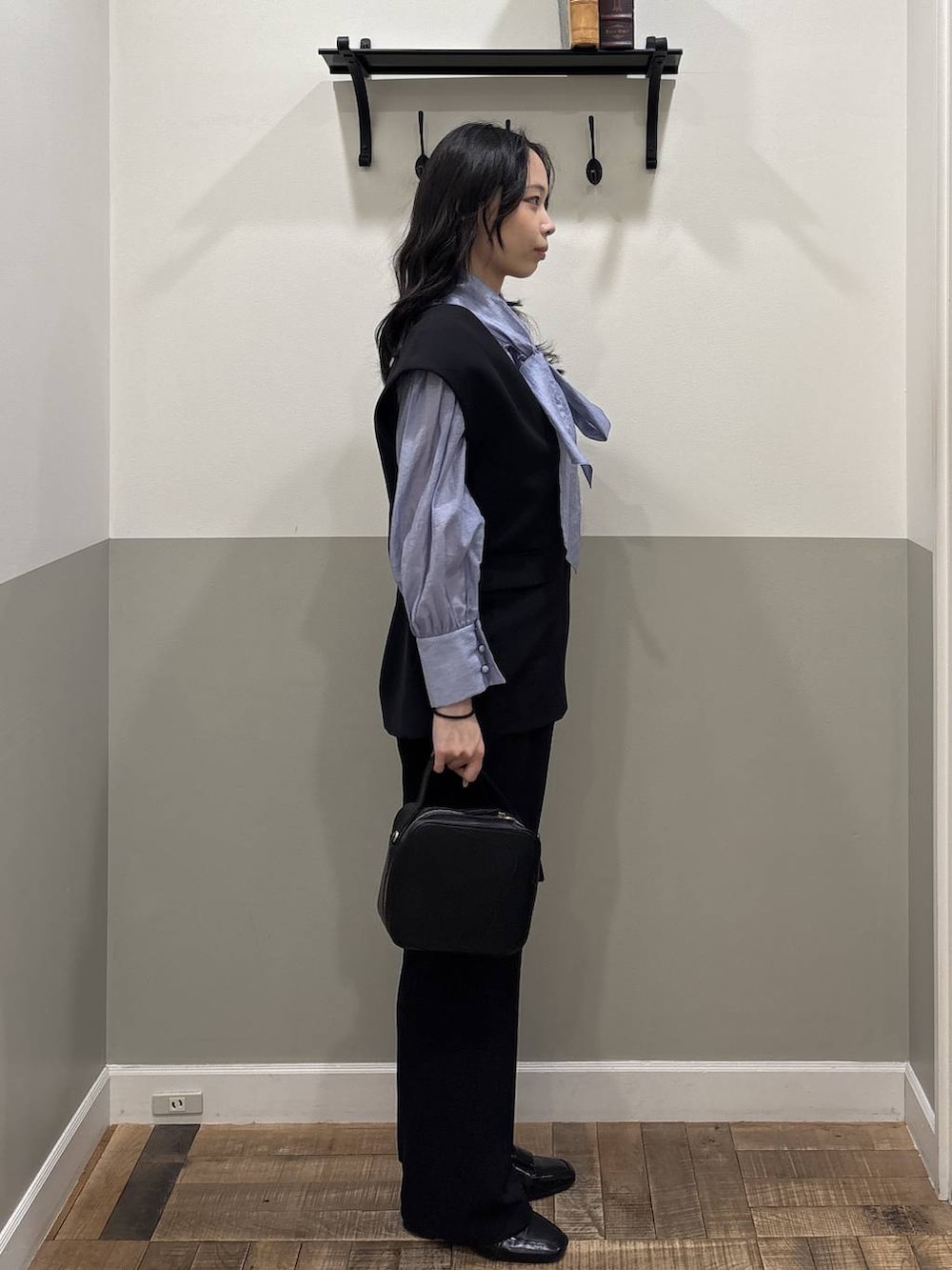 ブルー系のシャツ/ブラウス、ブラック系のローファー、ブラック系のスーツセットを着用したレディースの春コーディネートの2枚目の写真