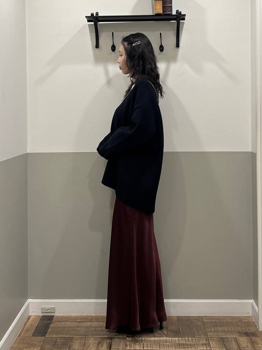 ブルー系のカーディガン/ボレロ、レッド系のスカート、ブラック系のブーツを着用したレディースの秋コーディネートの4枚目の写真