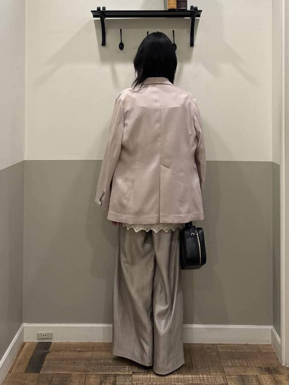 グレー系のその他パンツ、ホワイト系のチュニック、ピンク系のノーカラージャケットを着用したレディースの春コーディネートの3枚目の写真