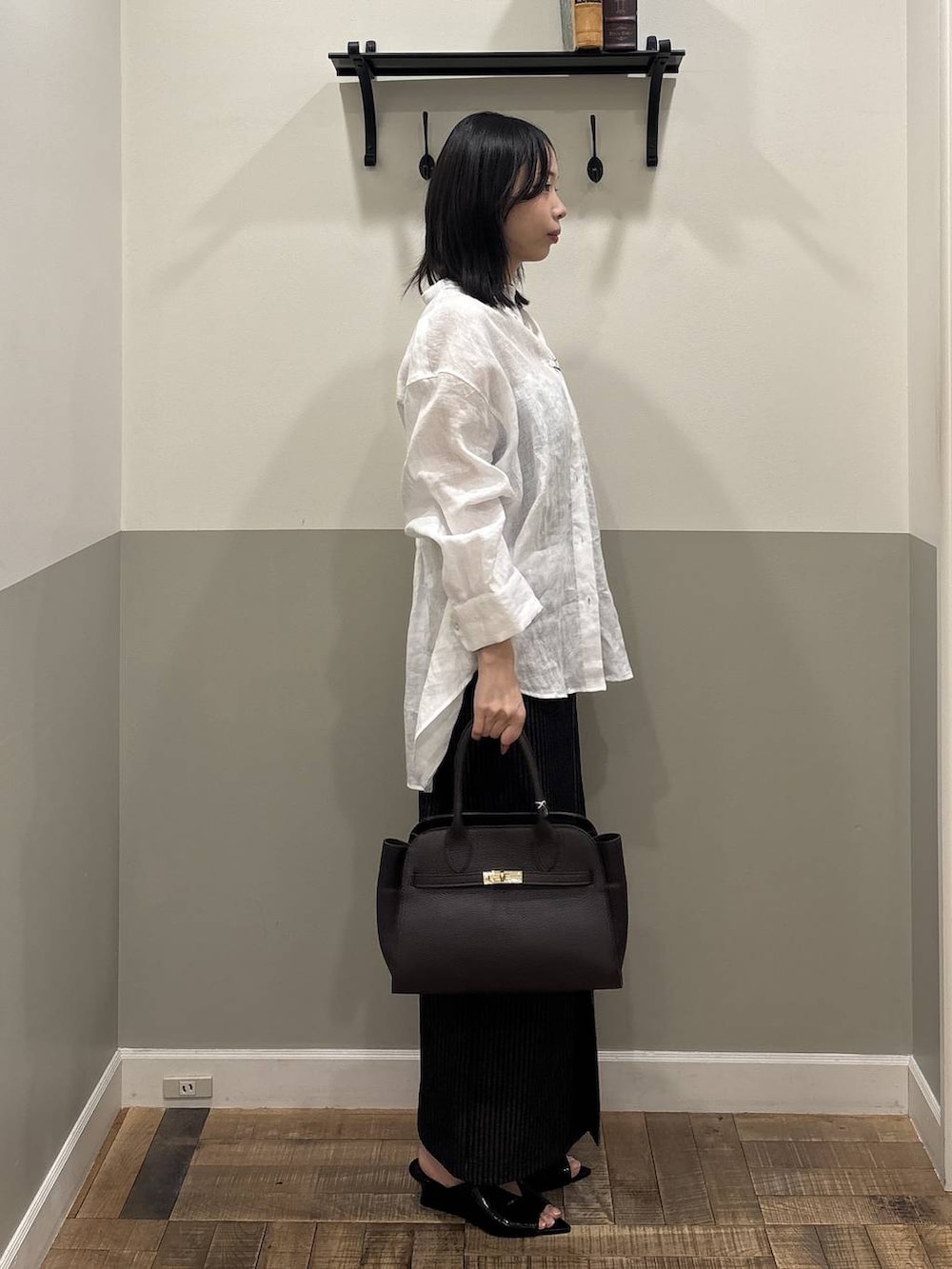 ホワイト系のシャツ/ブラウス、ブラウン系のショルダーバッグ、ブラック系のサンダルを着用したレディースの春コーディネートの2枚目の写真