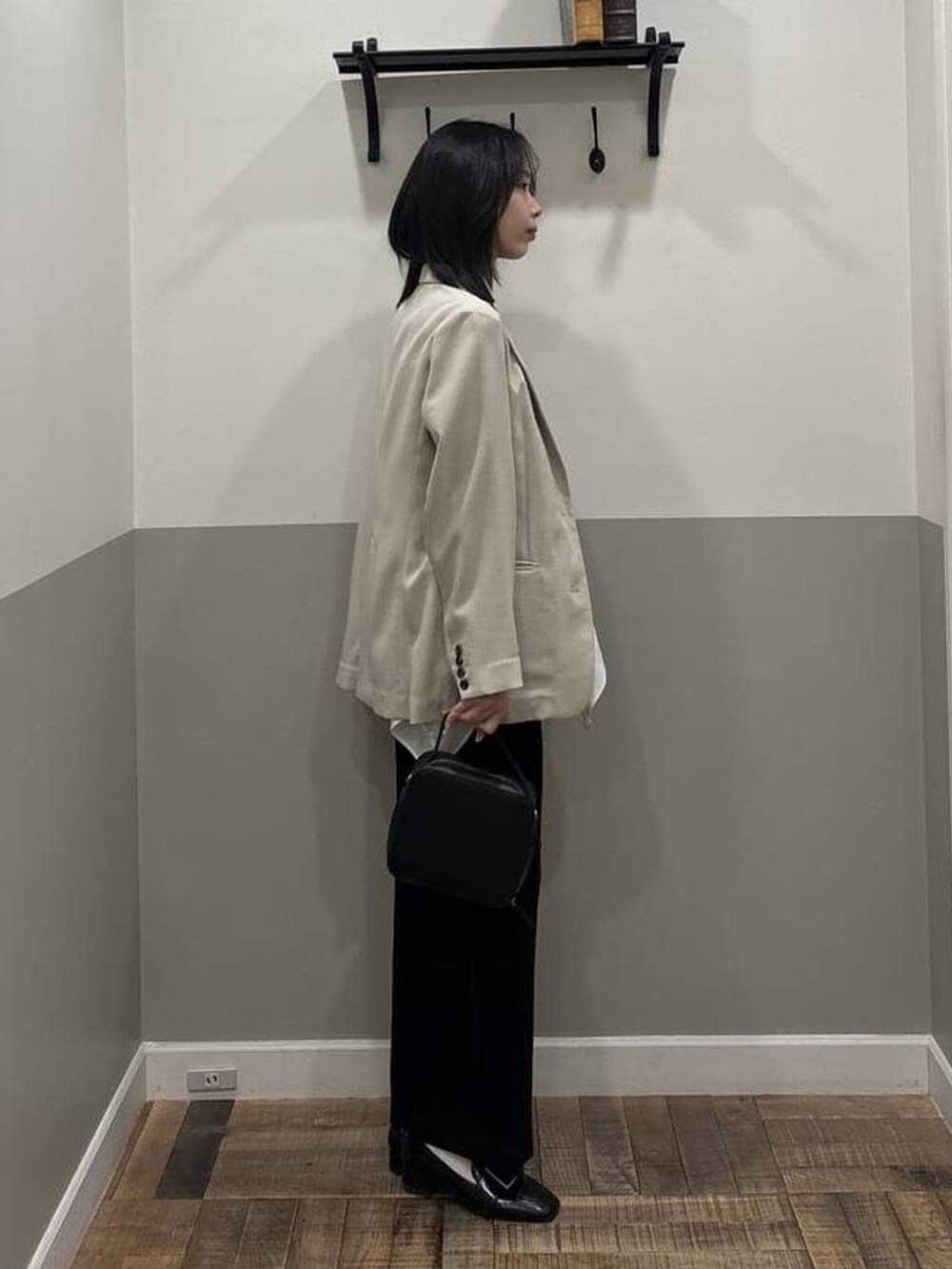 ブラック系のローファー、ベージュ系のノーカラージャケット、ホワイト系のシャツ/ブラウスを着用したレディースの春コーディネートの2枚目の写真