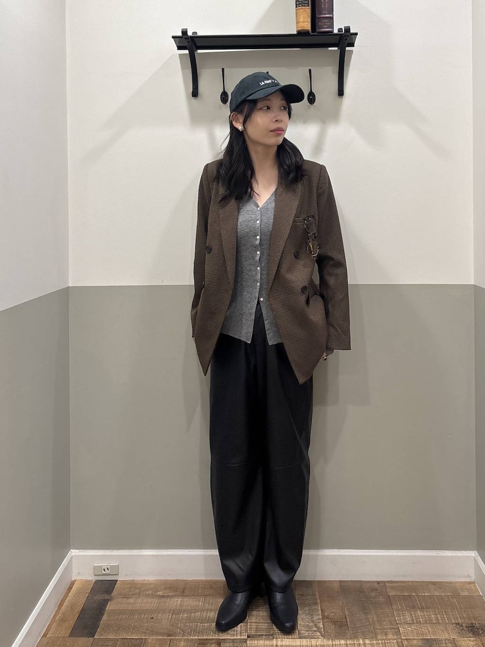 ブラック系のその他パンツ、ブラック系のブーツ、グレー系のニット/セーターを着用したレディースの秋コーディネートの3枚目の写真