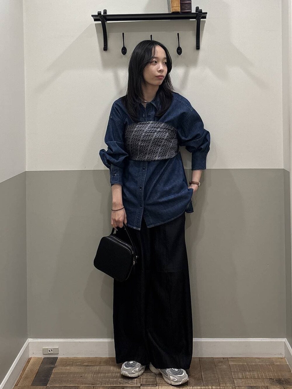 ブラック系のその他パンツ、ブラック系のショルダーバッグ、ブルー系のシャツ/ブラウスを着用したレディースの春コーディネートの3枚目の写真