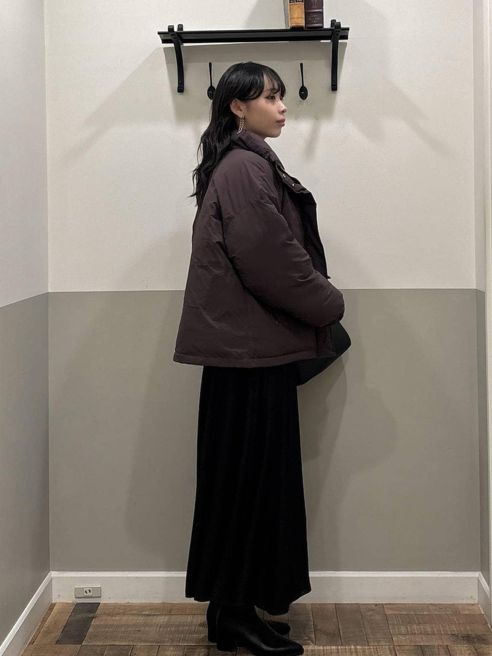 ブラック系のブーツ、ブラウン系のブルゾン、ブラック系のスカートを着用したレディースの冬コーディネートの3枚目の写真