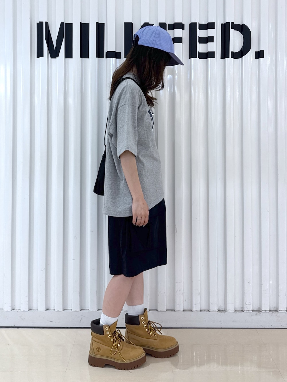 グレー系のTシャツ/カットソー、ブラック系のその他パンツ、グリーン系のショルダーバッグを着用したレディースの夏コーディネートの4枚目の写真