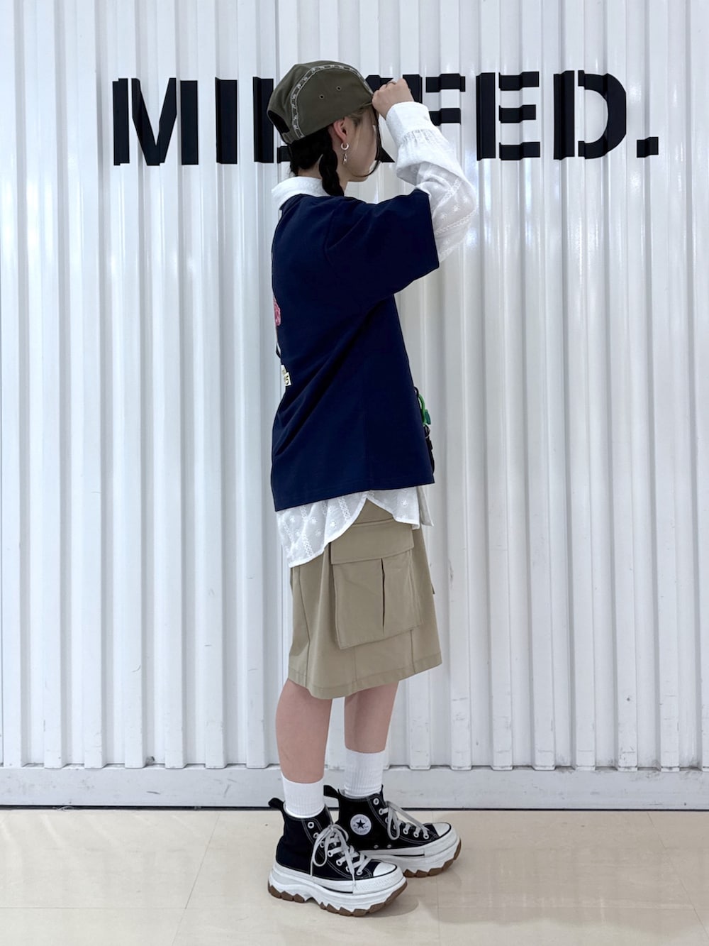 ベージュ系のその他パンツ、ブルー系のTシャツ/カットソー、グリーン系のショルダーバッグを着用したレディースの春コーディネートの4枚目の写真