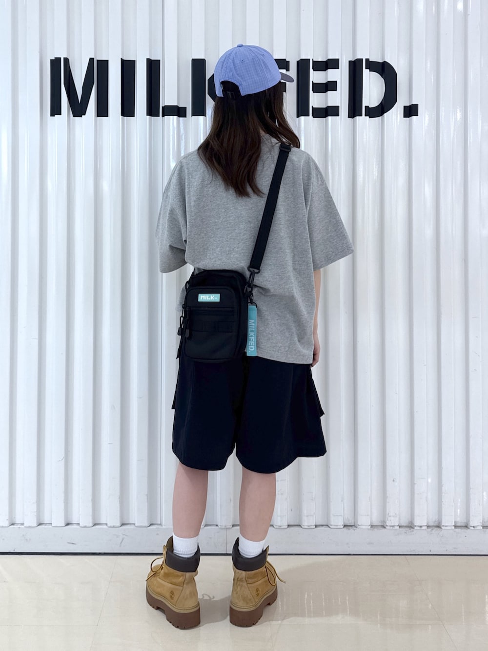 グレー系のTシャツ/カットソー、ブラック系のその他パンツ、グリーン系のショルダーバッグを着用したレディースの夏コーディネートの3枚目の写真