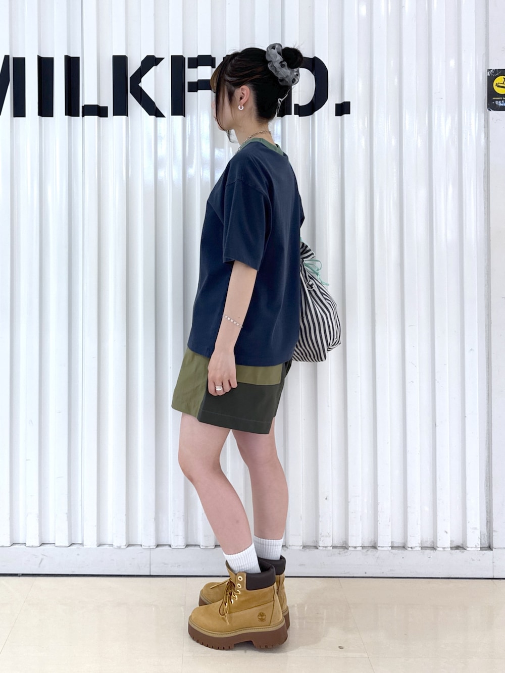 グリーン系のその他パンツ、ブルー系のTシャツ/カットソー、ブラック系のトートバッグを着用したレディースの夏コーディネートの4枚目の写真