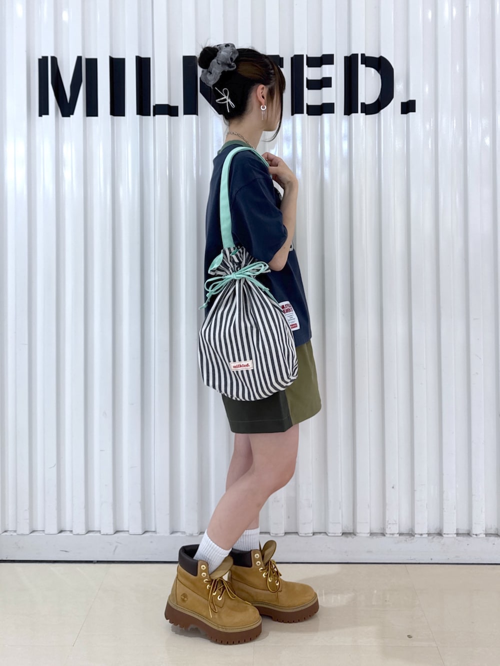 グリーン系のその他パンツ、ブルー系のTシャツ/カットソー、ブラック系のトートバッグを着用したレディースの夏コーディネートの3枚目の写真