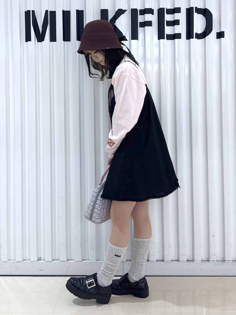 ブラック系のキャミソール、ピンク系のTシャツ/カットソー、ブラック系のスカートを着用したレディースの春コーディネートの4枚目の写真