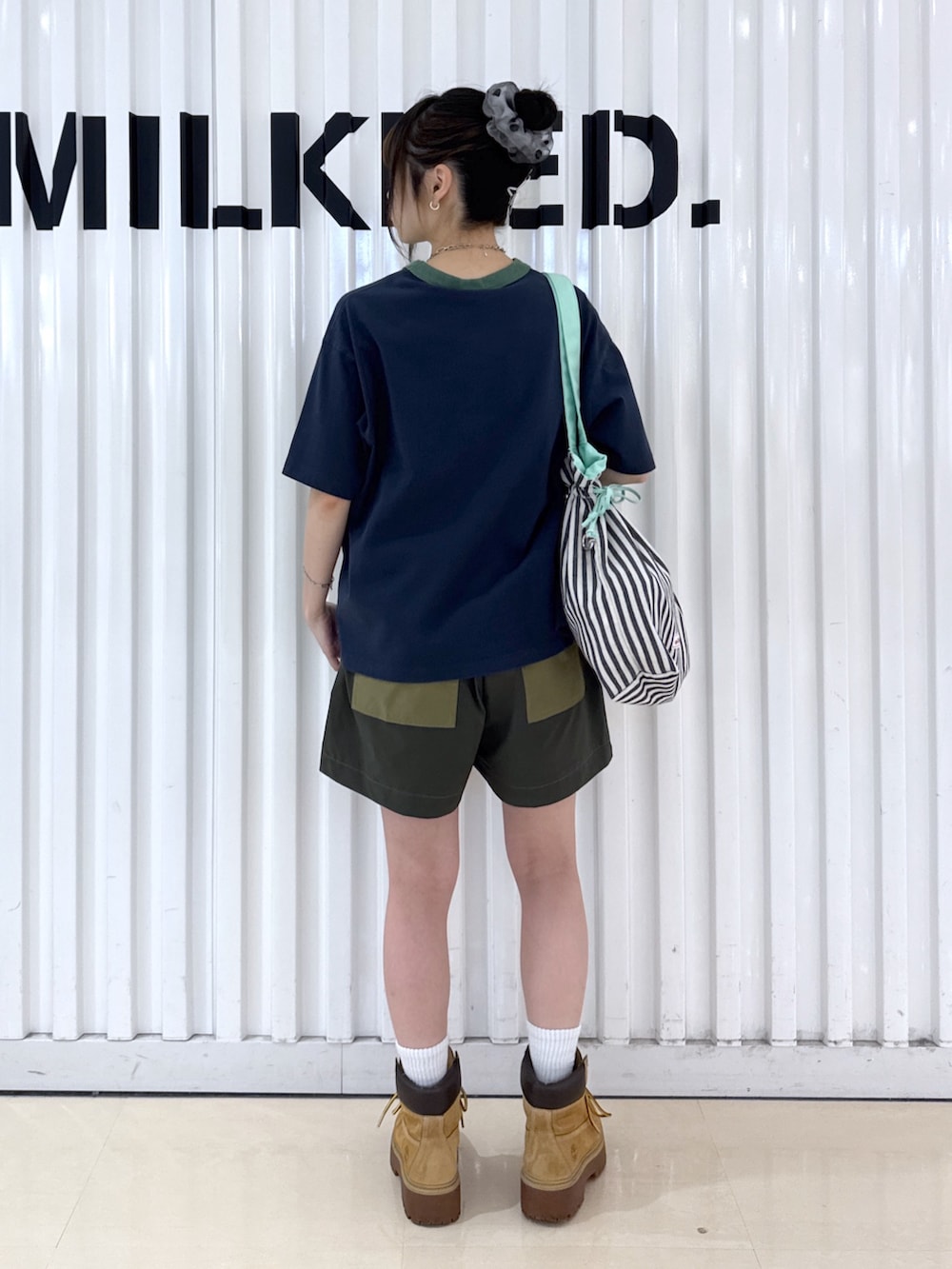 グリーン系のその他パンツ、ブルー系のTシャツ/カットソー、ブラック系のトートバッグを着用したレディースの夏コーディネートの2枚目の写真
