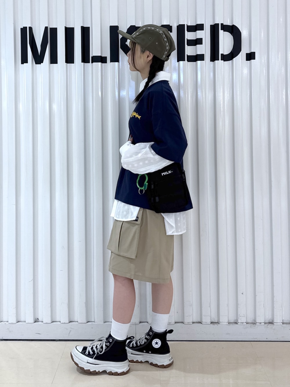 ベージュ系のその他パンツ、ブルー系のTシャツ/カットソー、グリーン系のショルダーバッグを着用したレディースの春コーディネートの3枚目の写真