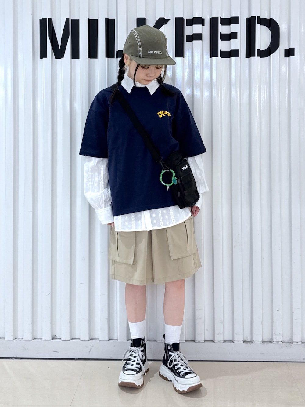 ベージュ系のその他パンツ、ブルー系のTシャツ/カットソー、グリーン系のショルダーバッグを着用したレディースの春コーディネートの2枚目の写真