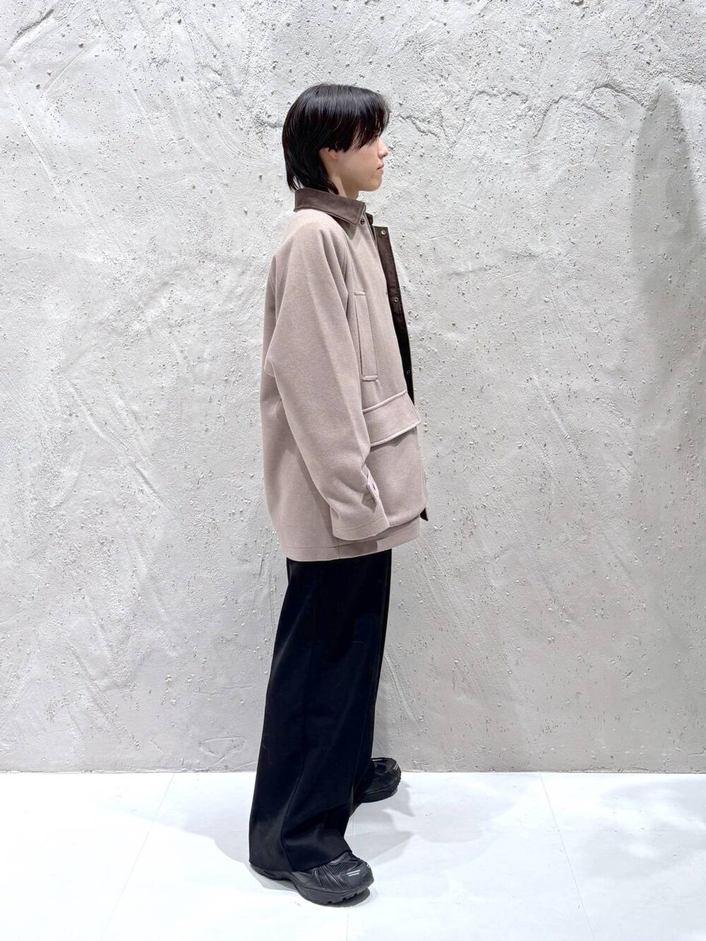 ブラウン系のブルゾン、ブラック系のスニーカー、その他のニット/セーターを着用したメンズの秋コーディネートの4枚目の写真