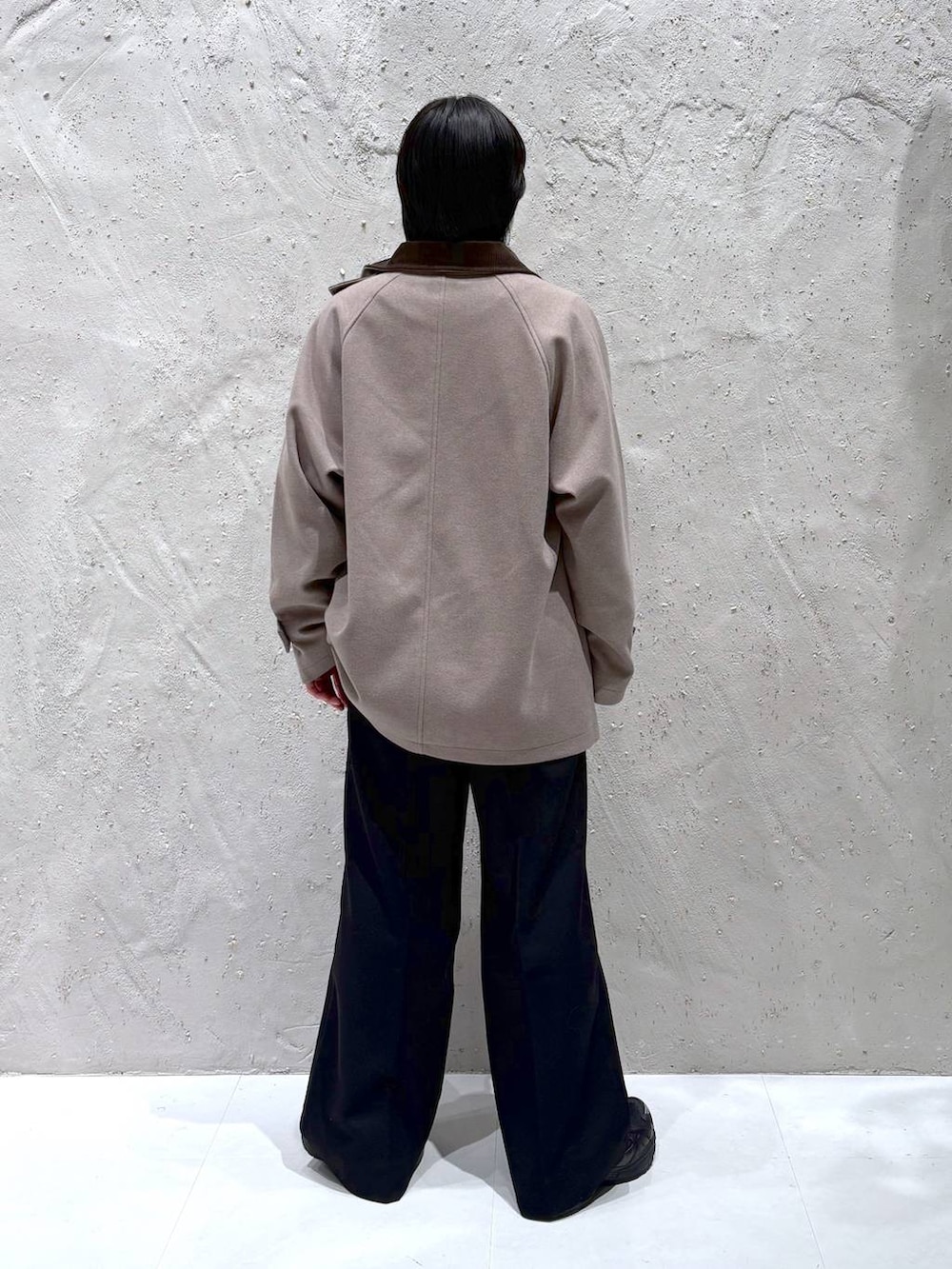 ブラウン系のブルゾン、ブラック系のスニーカー、その他のニット/セーターを着用したメンズの秋コーディネートの3枚目の写真