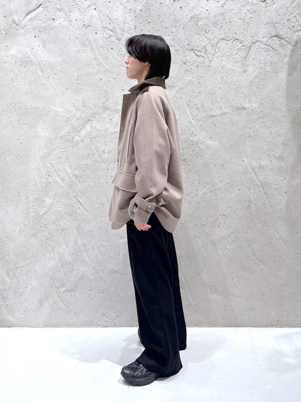 ブラウン系のブルゾン、ブラック系のスニーカー、その他のニット/セーターを着用したメンズの秋コーディネートの2枚目の写真