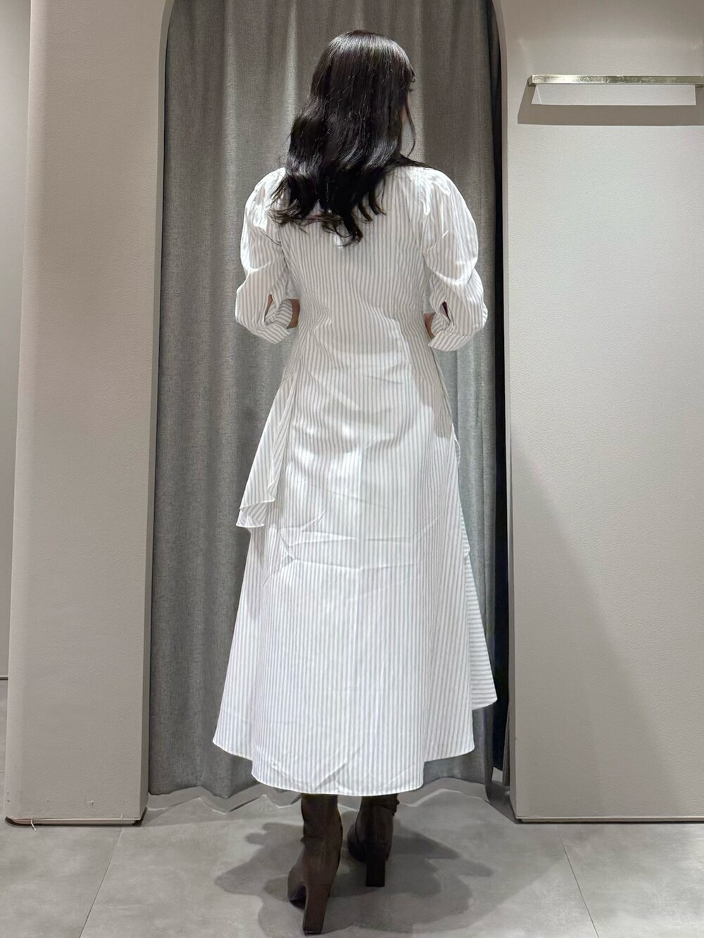 その他のワンピース、ブラウン系のブーツを着用したレディースの春コーディネートの4枚目の写真