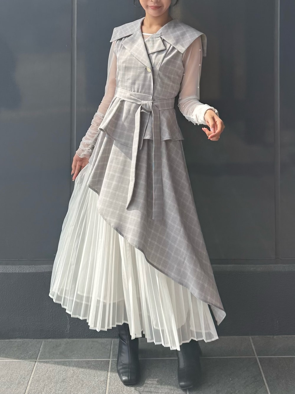 その他のワンピース、ホワイト系のTシャツ/カットソーを着用したレディースの春コーディネートの2枚目の写真