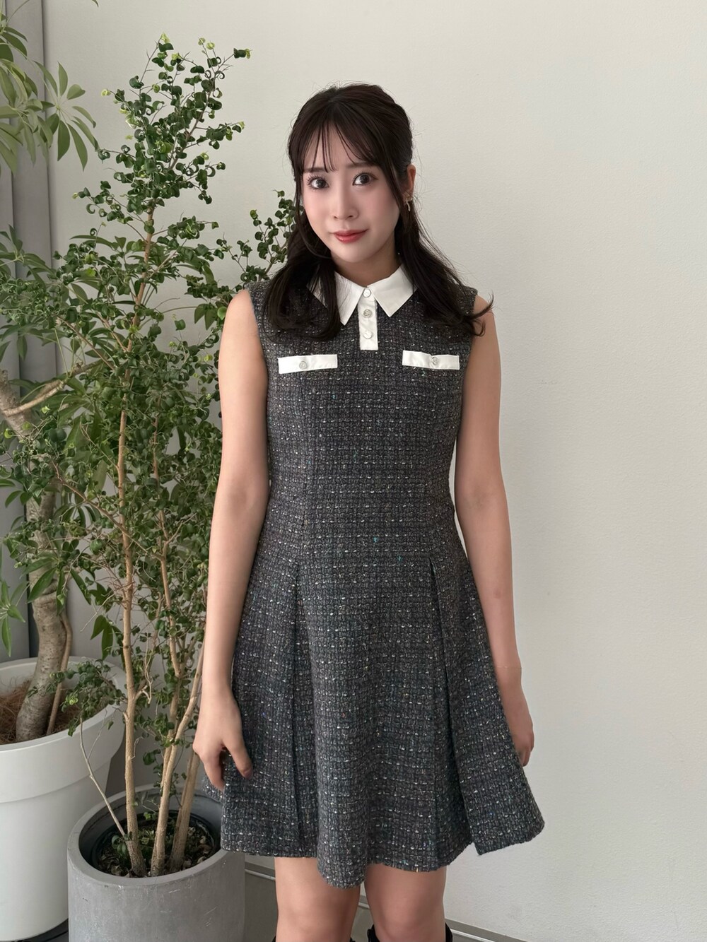 ホワイト系のテーラードジャケット、グレー系のワンピース、ブラック系のブーツを着用したレディースの秋コーディネートの9枚目の写真