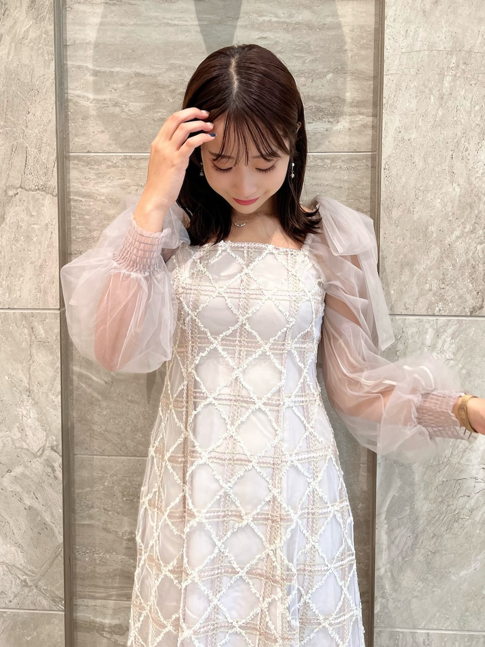 ピンク系のワンピース、ベージュ系のパンプス、ピンク系のドレスを着用したレディースの冬コーディネートの6枚目の写真