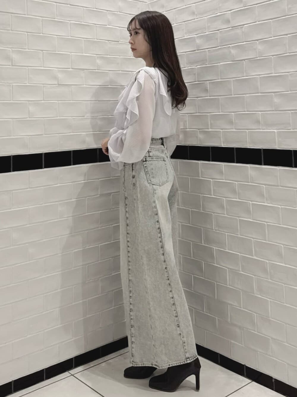 ブラック系のブーツ、グレー系のシャツ/ブラウス、ブルー系のデニムパンツを着用したレディースの春コーディネートの4枚目の写真