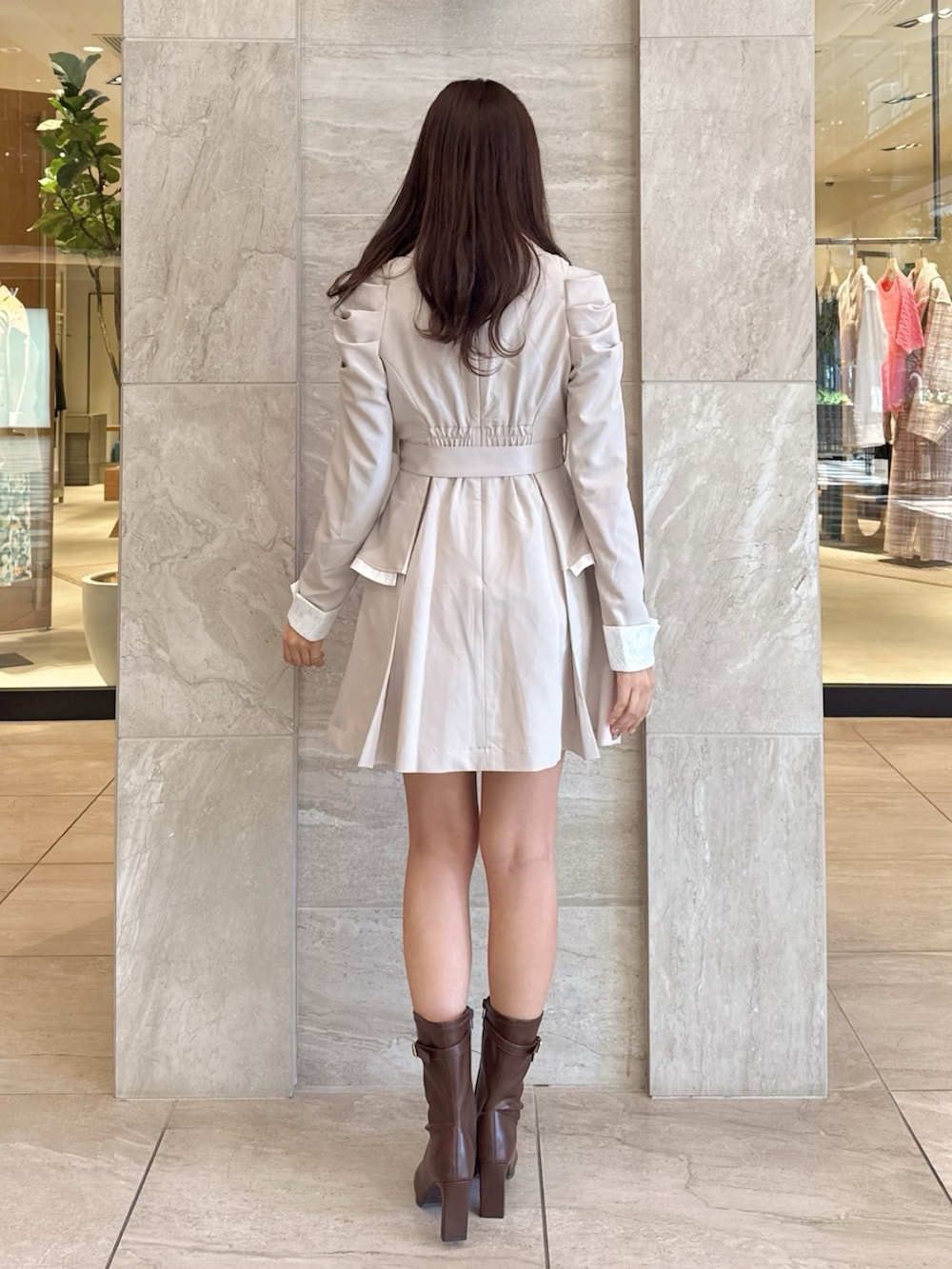 ベージュ系のワンピース、ブラウン系のブーツを着用したレディースの冬コーディネートの4枚目の写真