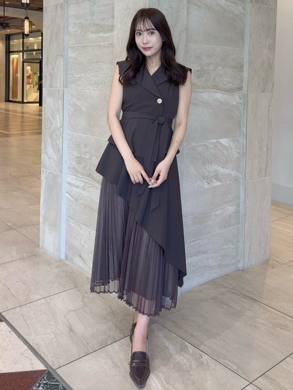 ブラウン系のワンピース、ブラウン系のローファーを着用したレディースの夏コーディネートの2枚目の写真