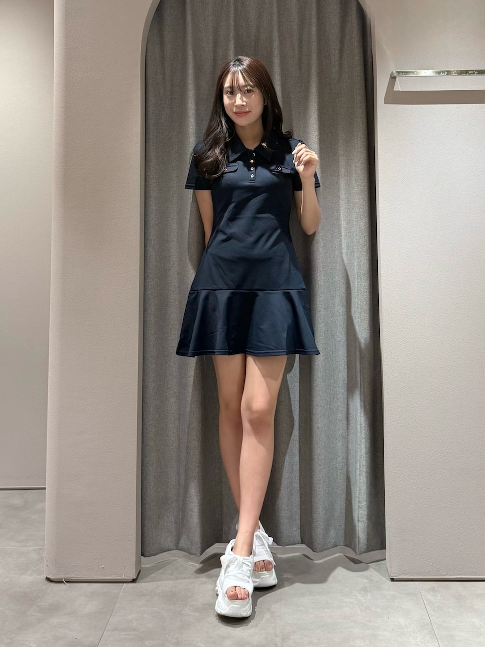 ブルー系のワンピース、ホワイト系のサンダルを着用したレディースの夏コーディネートの2枚目の写真