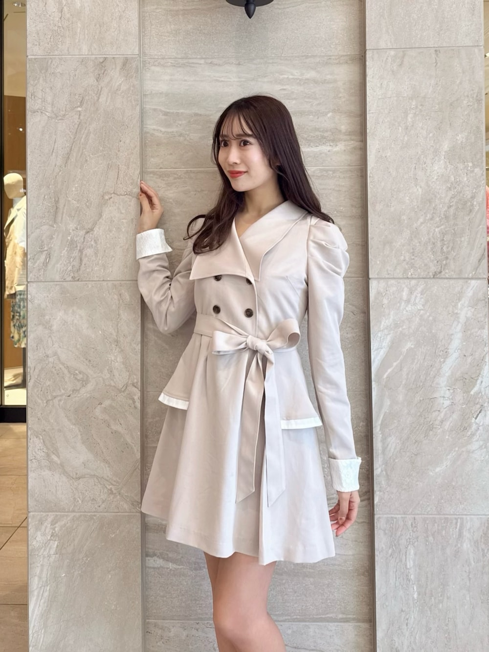 ベージュ系のワンピース、ブラウン系のブーツを着用したレディースの冬コーディネートの5枚目の写真