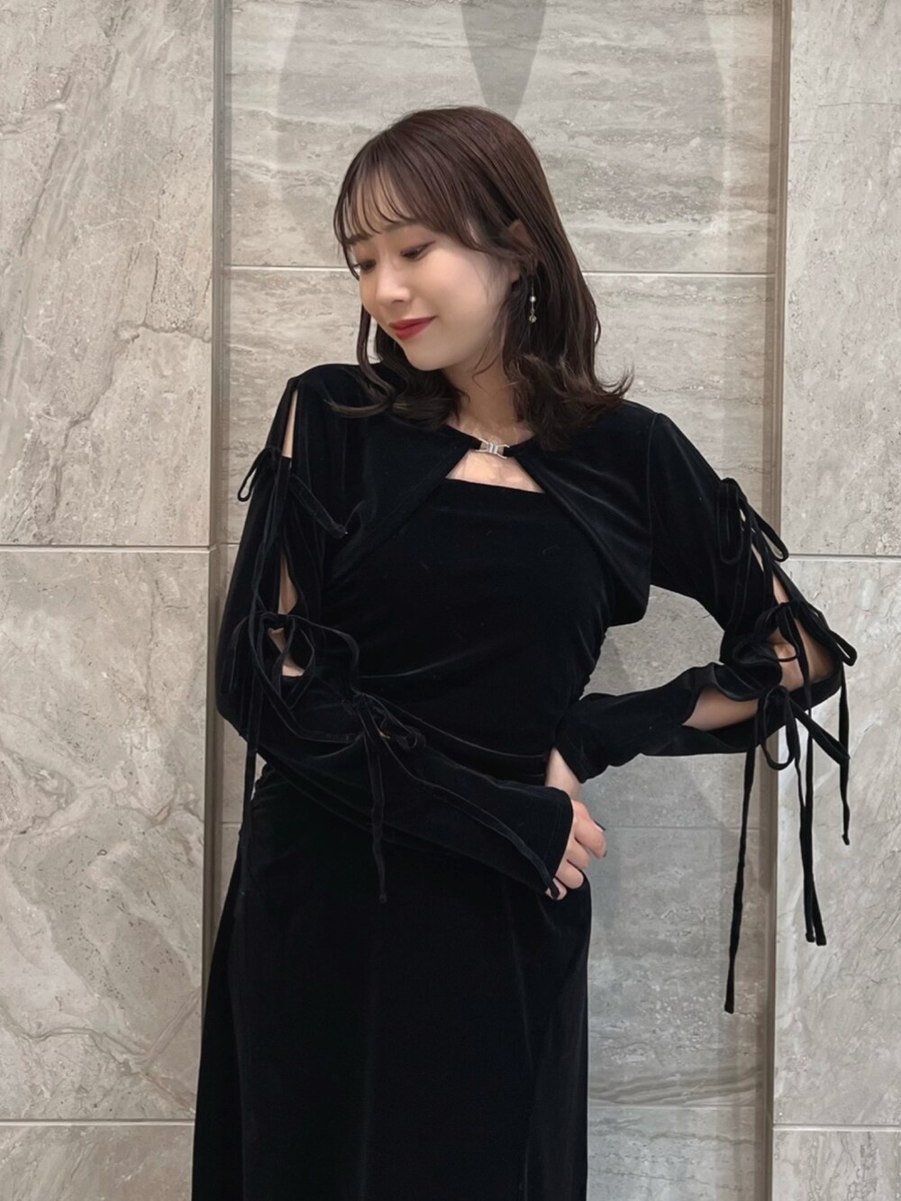 ブラック系のワンピース、ブラック系のパンプスを着用したレディースの冬コーディネートの7枚目の写真