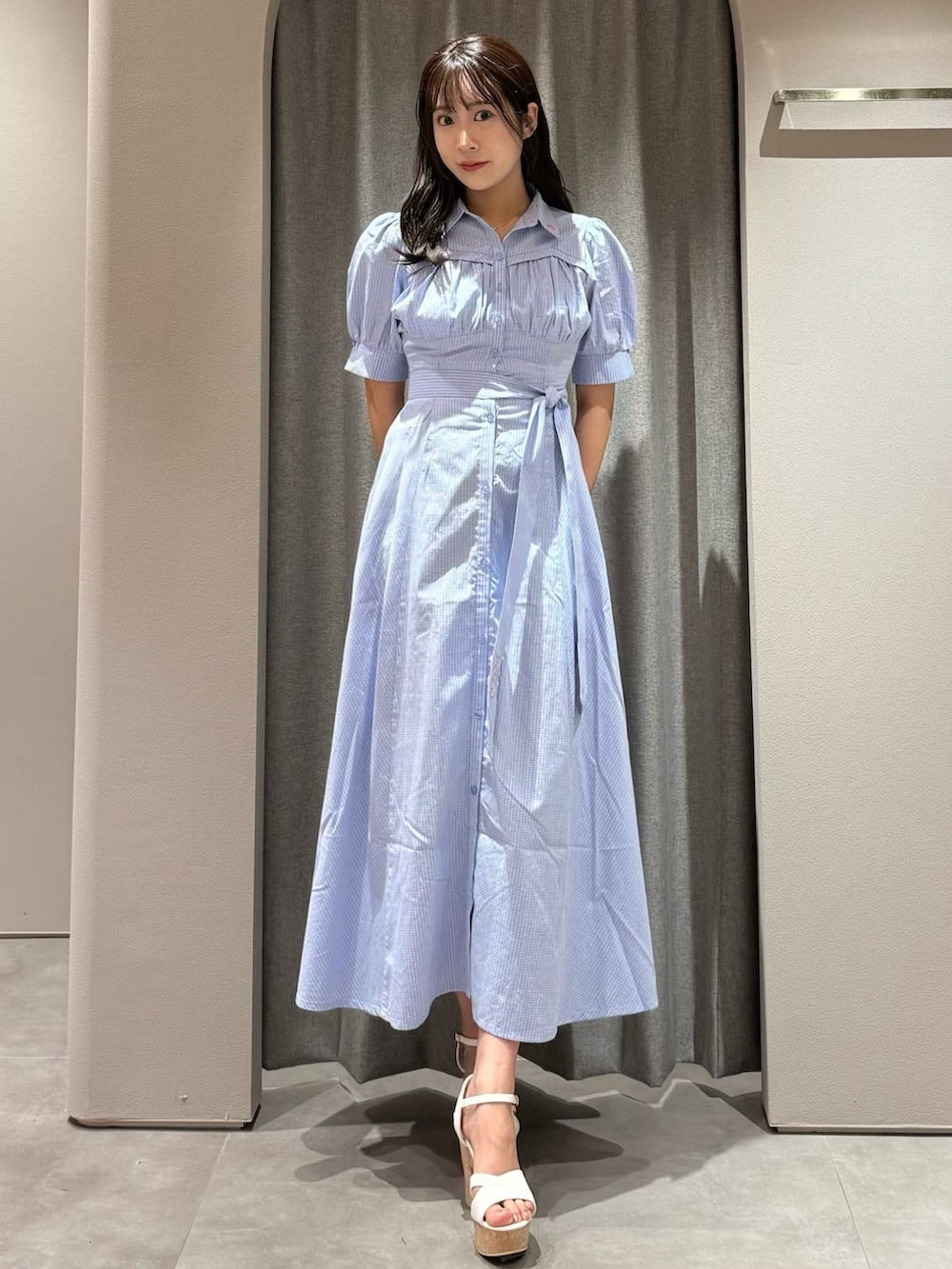 ブルー系のワンピース、ホワイト系のサンダルを着用したレディースの夏コーディネートの3枚目の写真