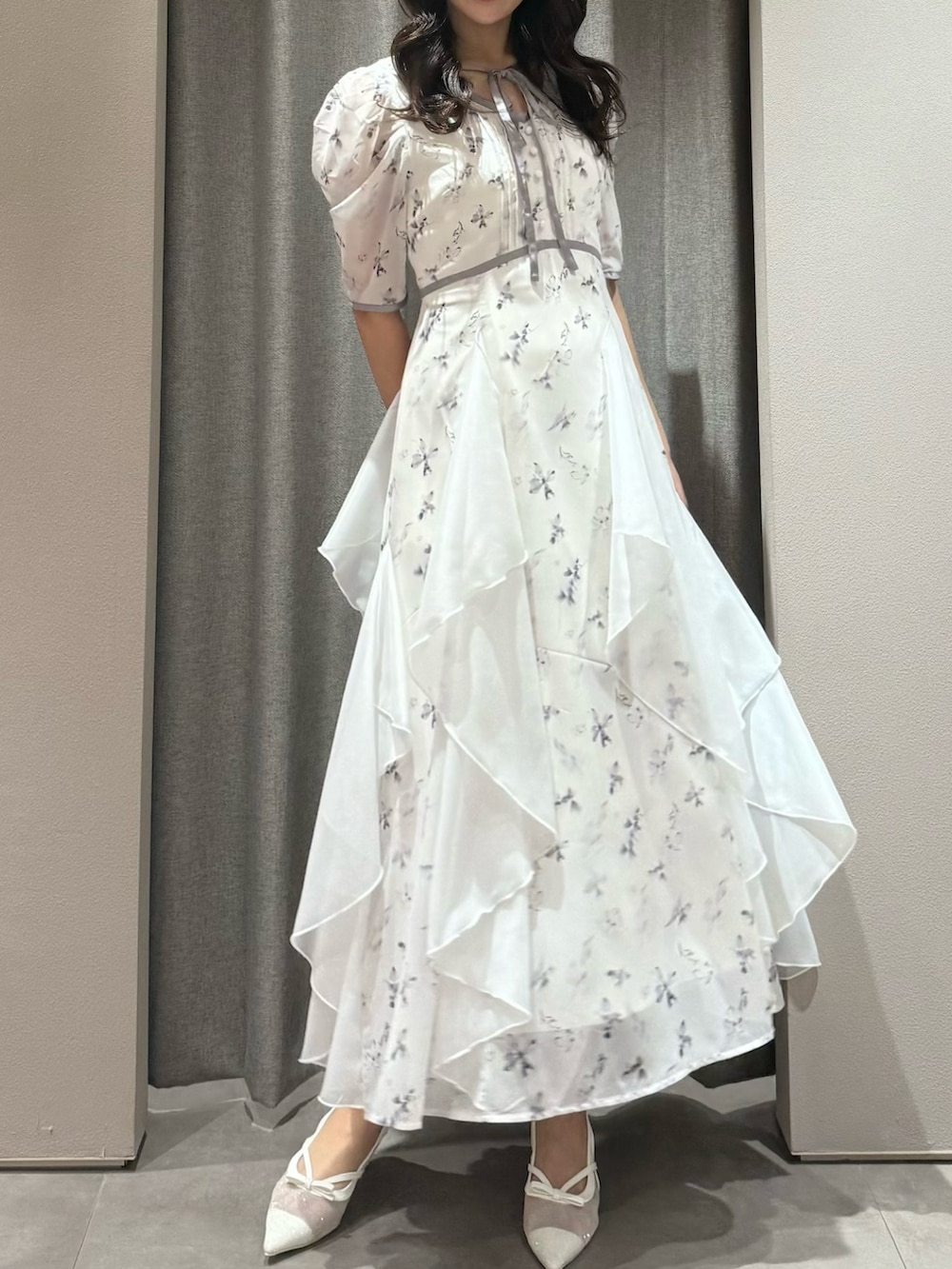 ホワイト系のワンピース、ホワイト系のパンプスを着用したレディースの春コーディネートの3枚目の写真