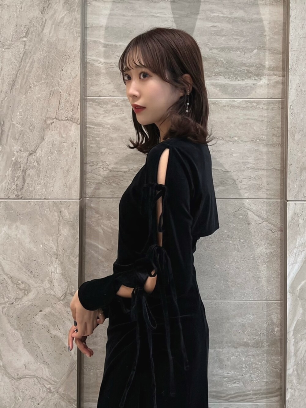 ブラック系のワンピース、ブラック系のパンプスを着用したレディースの冬コーディネートの8枚目の写真