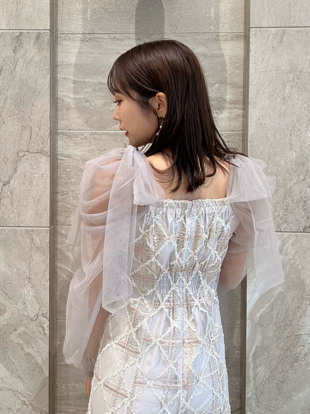 ピンク系のワンピース、ベージュ系のパンプス、ピンク系のドレスを着用したレディースの冬コーディネートの7枚目の写真
