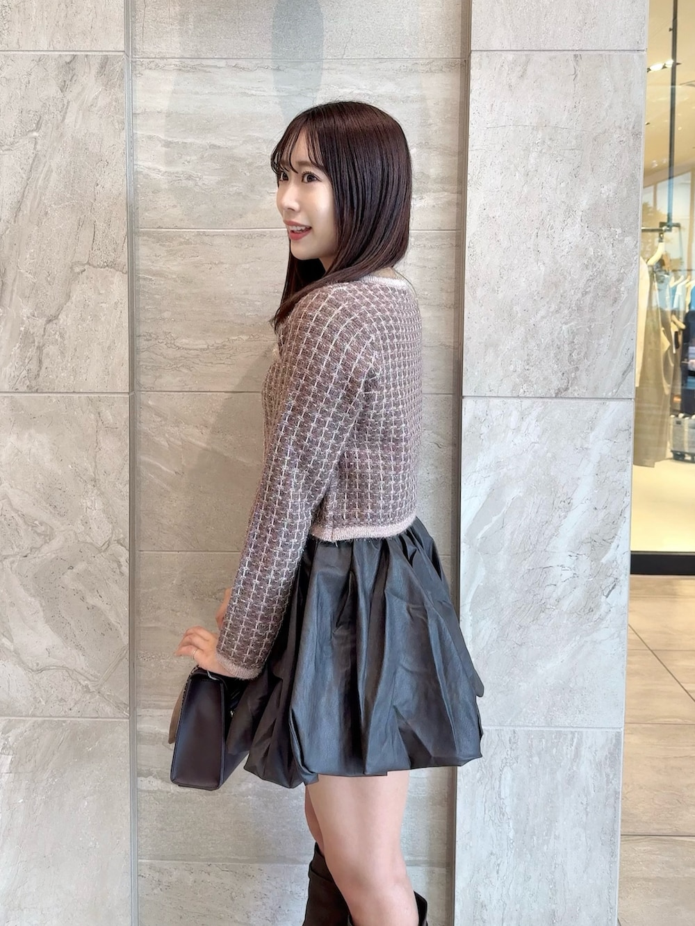 ブラウン系のカーディガン/ボレロ、ブラウン系のスカート、ブラウン系のショルダーバッグを着用したレディースの秋コーディネートの6枚目の写真