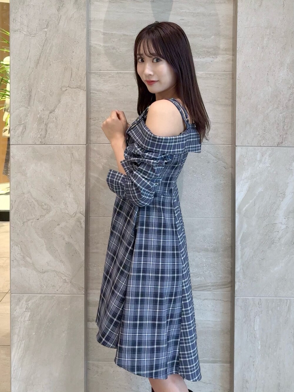 ブルー系のワンピース、ブラック系のブーツを着用したレディースの秋コーディネートの9枚目の写真