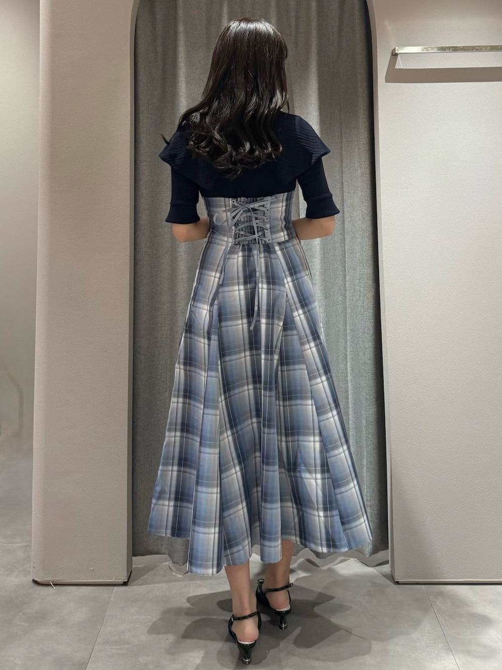 ブルー系のワンピース、ブラック系のパンプスを着用したレディースの春コーディネートの6枚目の写真