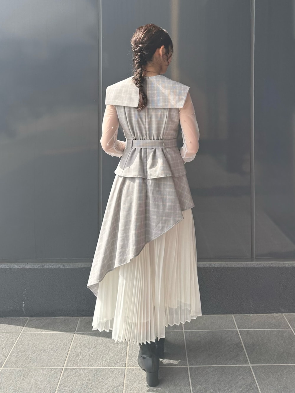 その他のワンピース、ホワイト系のTシャツ/カットソーを着用したレディースの春コーディネートの5枚目の写真