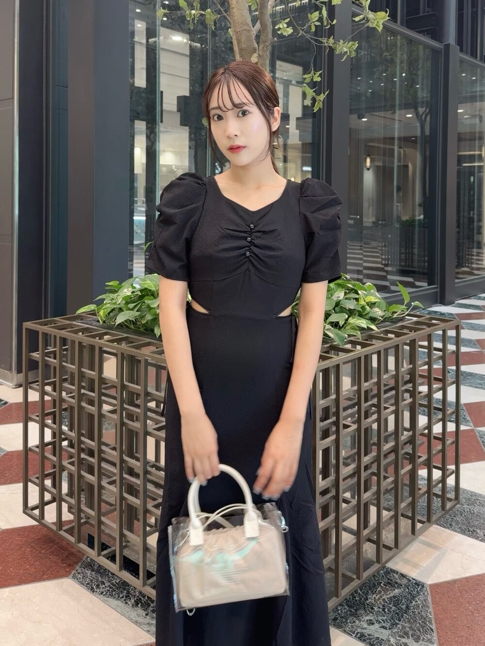 ブラック系のワンピース、ブラック系のサンダルを着用したレディースの夏コーディネートの7枚目の写真