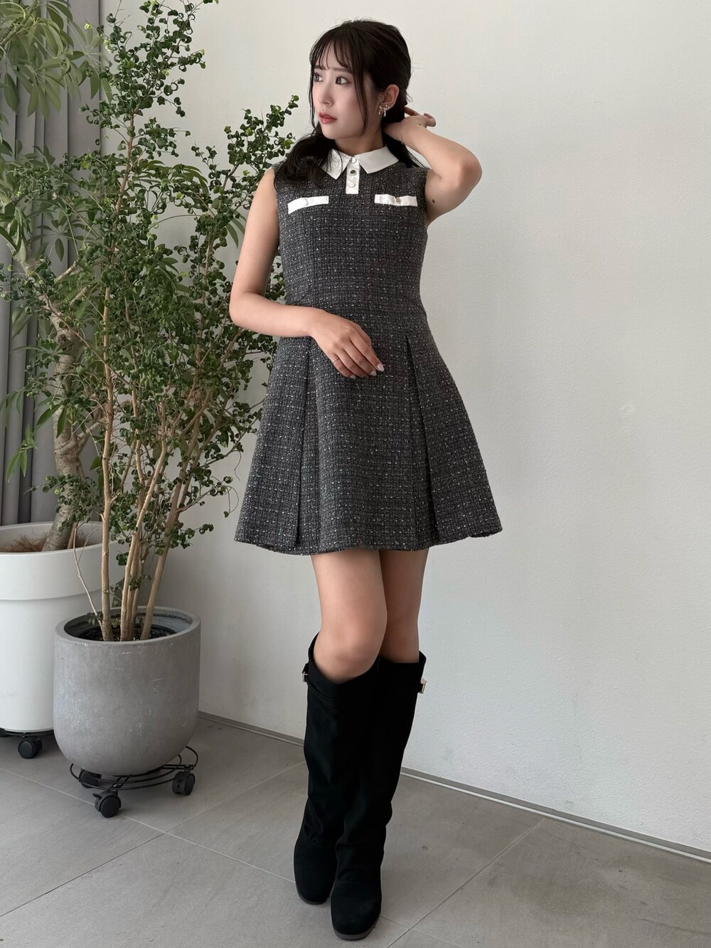 ホワイト系のテーラードジャケット、グレー系のワンピース、ブラック系のブーツを着用したレディースの秋コーディネートの6枚目の写真