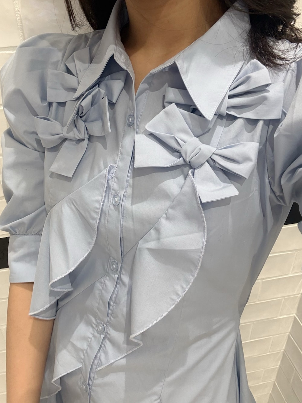 ブルー系のワンピース、ブラウン系のブーツを着用したレディースの春コーディネートの6枚目の写真