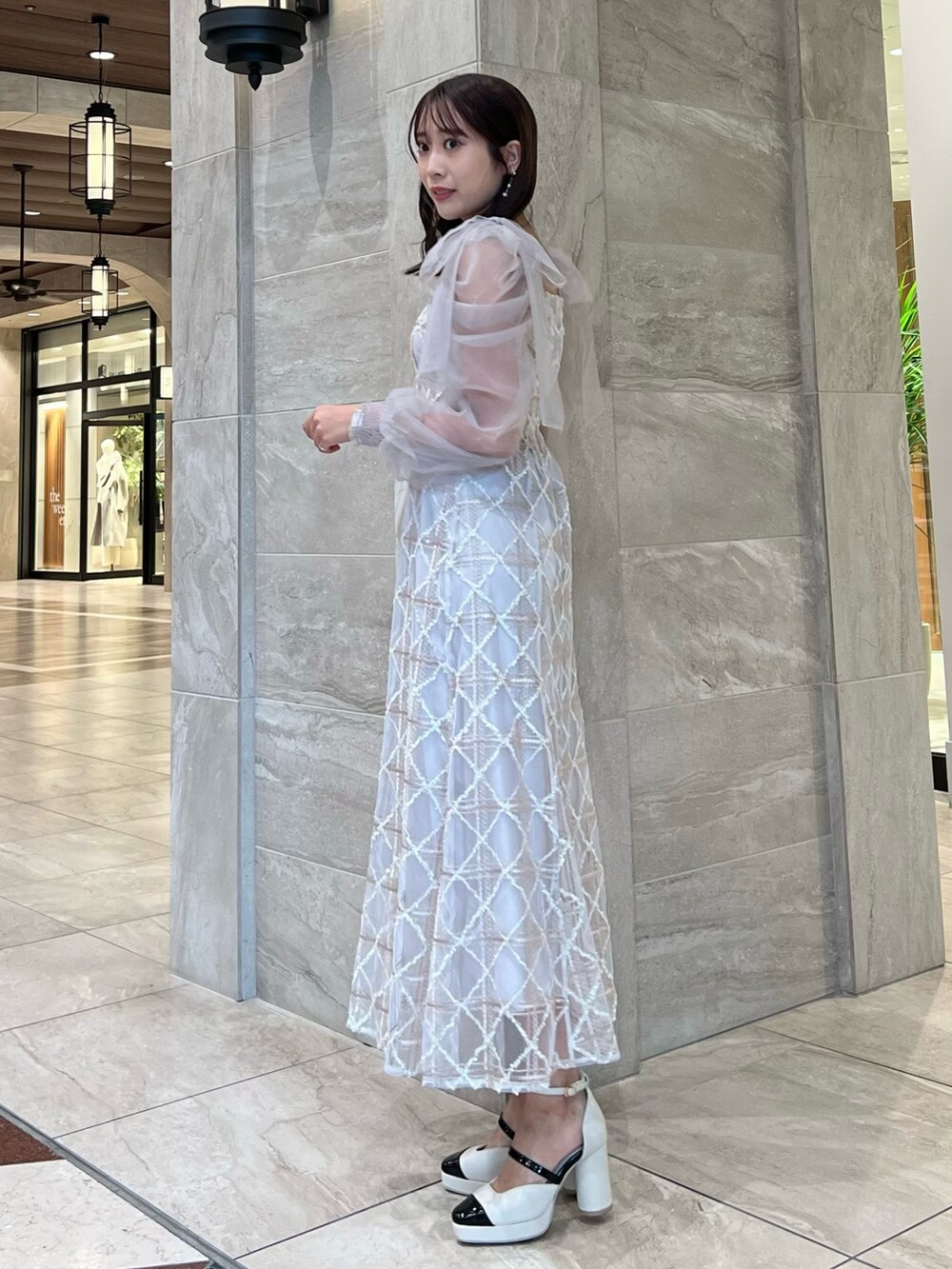 ピンク系のワンピース、ベージュ系のパンプス、ピンク系のドレスを着用したレディースの冬コーディネートの3枚目の写真
